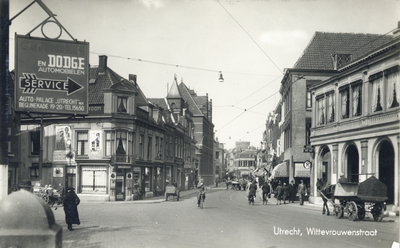2803 Gezicht in de Wittevrouwenstraat te Utrecht uit het oosten vanaf de Wittevrouwenbrug met links de ingang van de ...